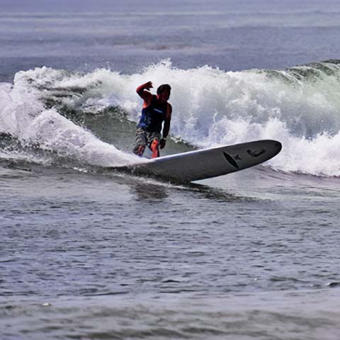 서핑 중인 필립 안 커디(Philip Ahn Cuddy)
