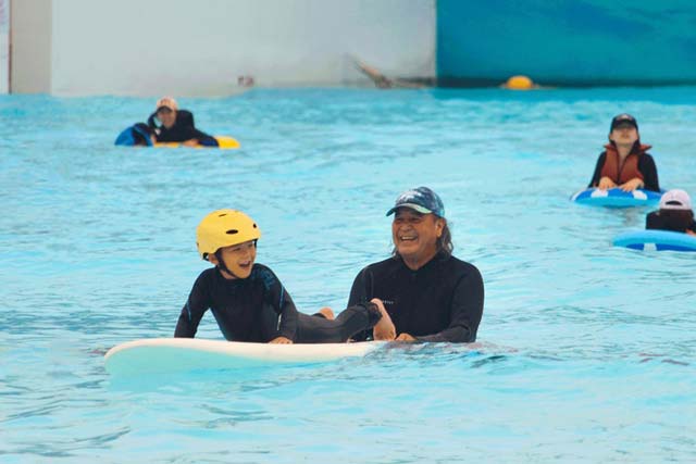 웨이브파크에 초대된 독립유공자 후손들을 위한 서핑 강습을 진행 중인 필립 안 커디