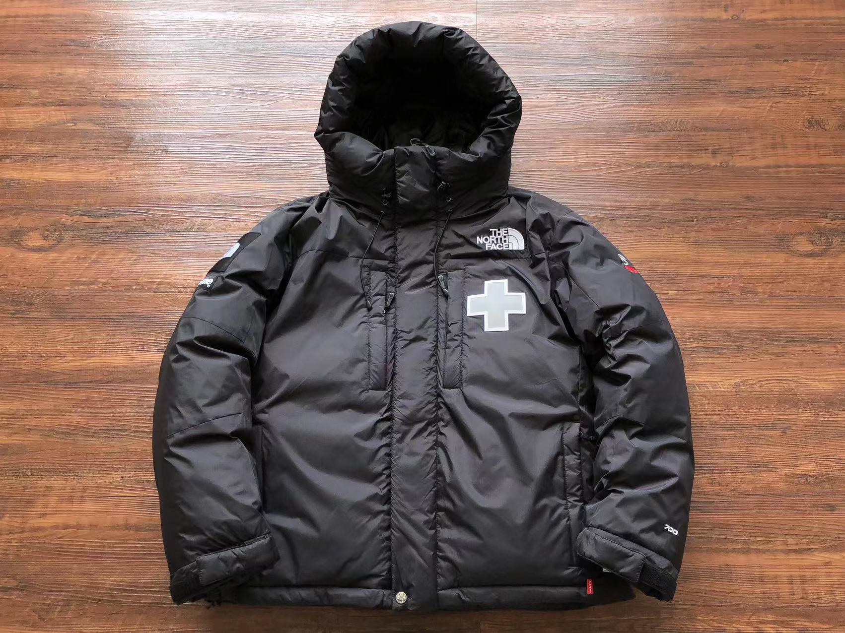 슈프림 x 노스페이스 패딩