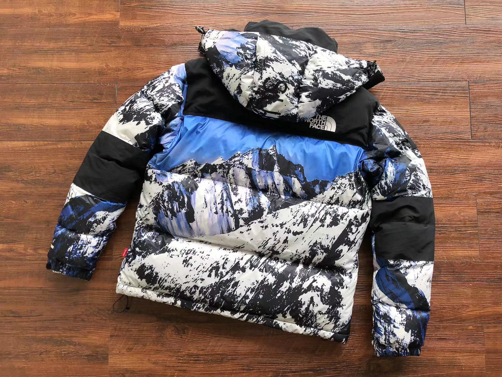 슈프림 x 노스페이스 패딩