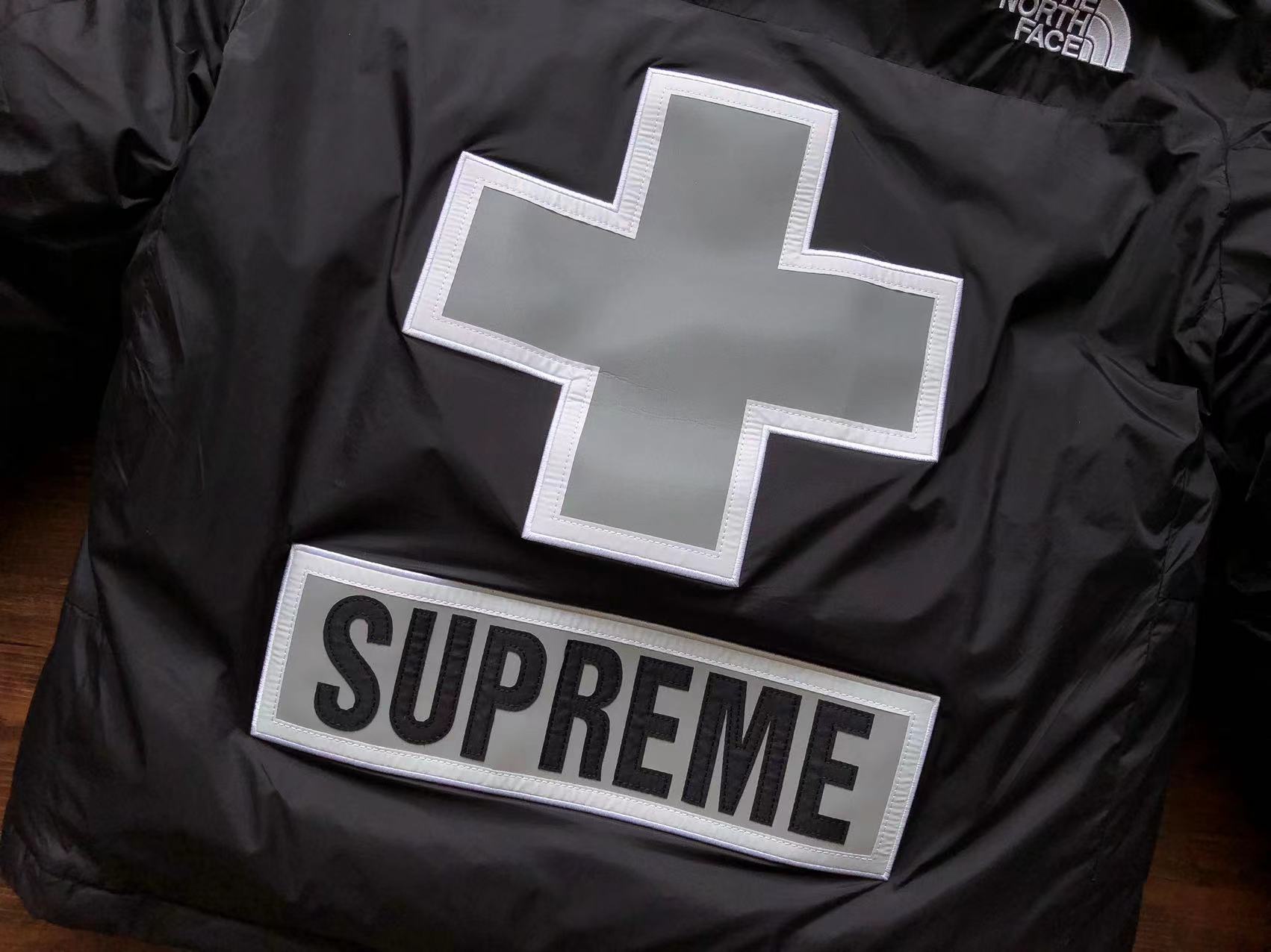 슈프림 x 노스페이스