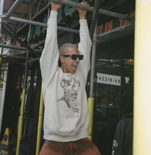 세인트 마이클 x 에리즈 크루 스웨트셔츠 미스터 에리즈 그레이