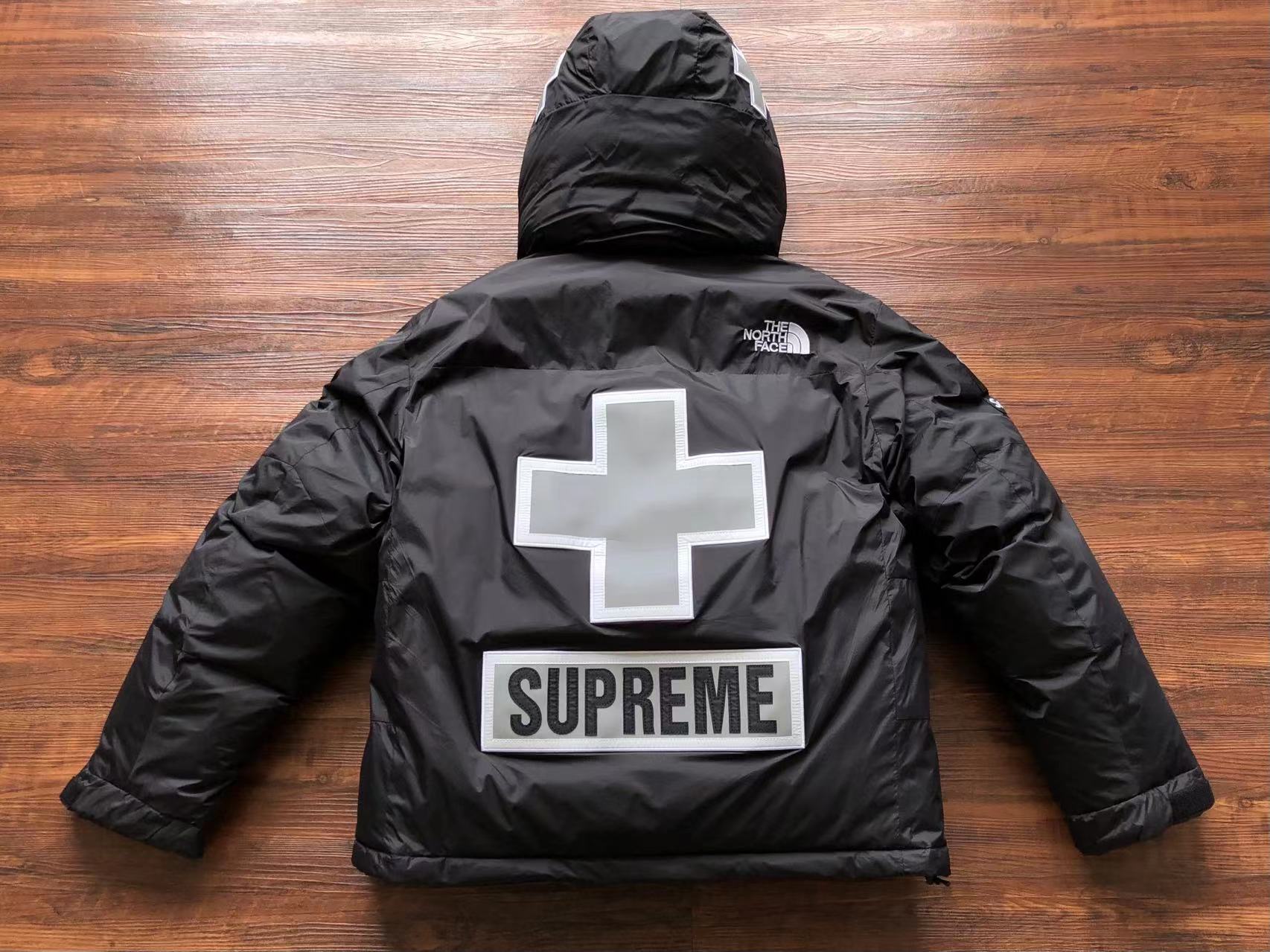 슈프림 x 노스페이스 패딩