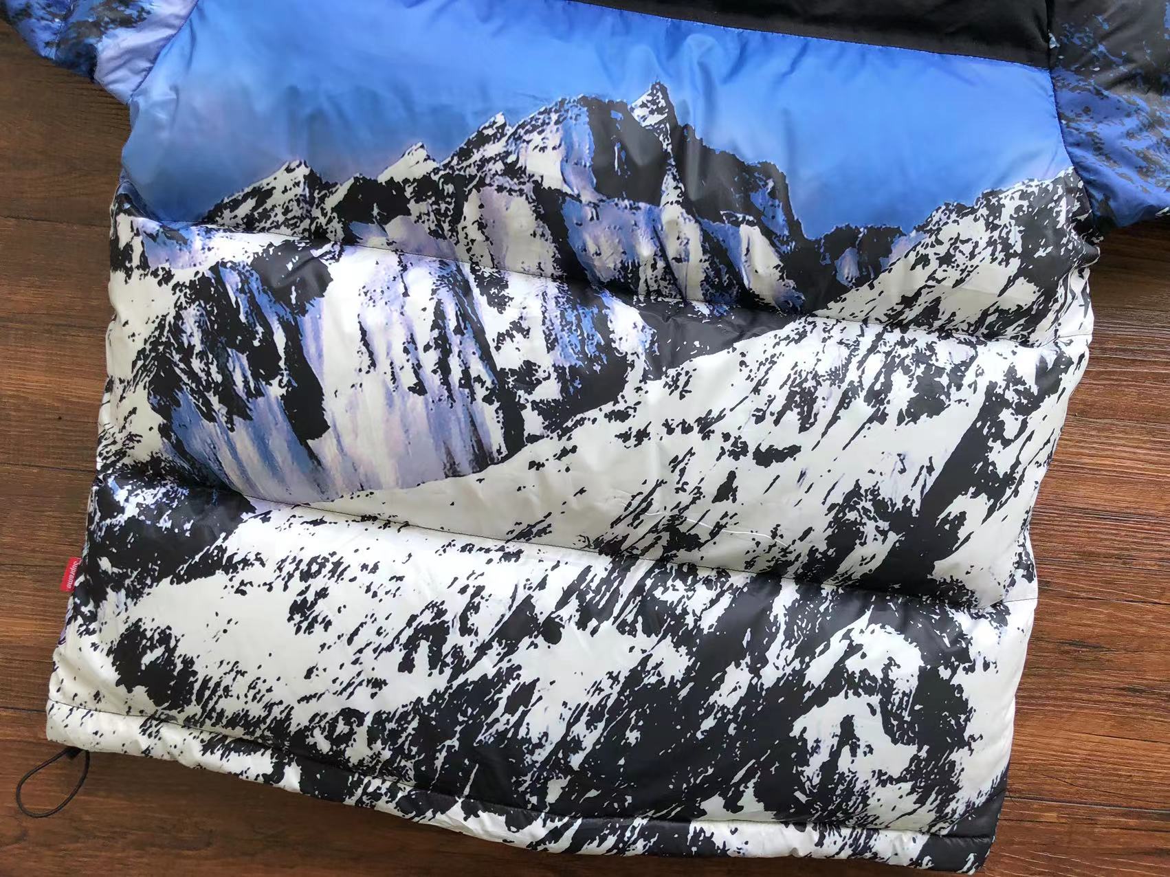 슈프림 x 노스페이스 패딩