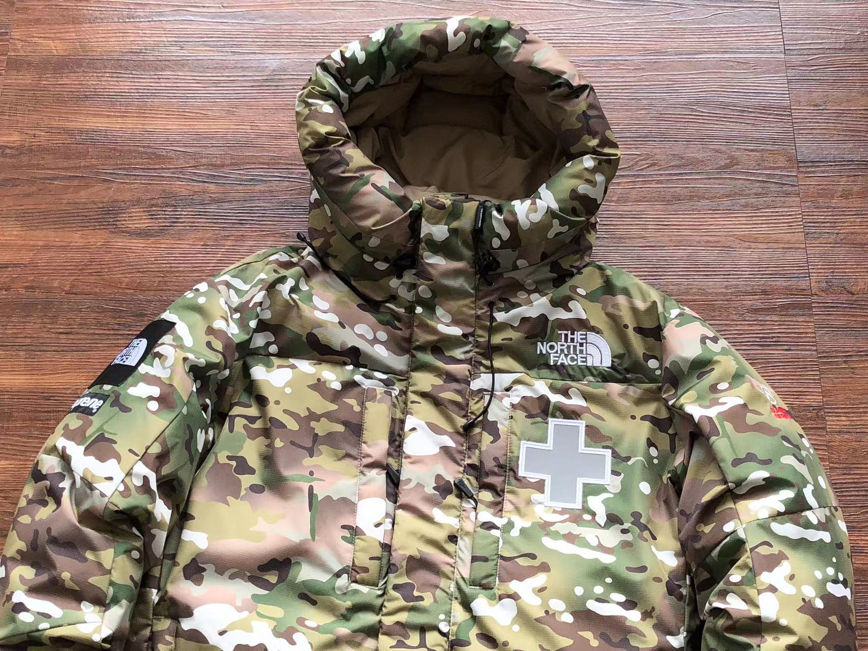 슈프림 x 노스페이스 패딩