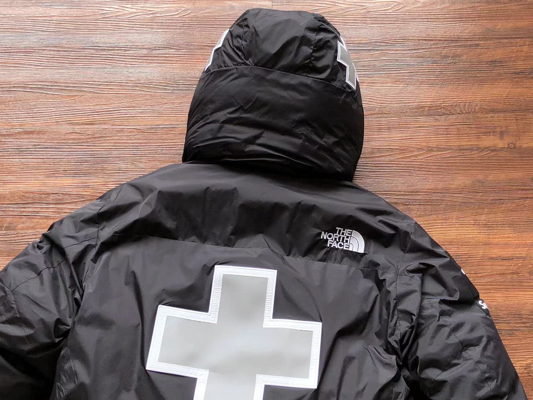 슈프림 x 노스페이스 패딩