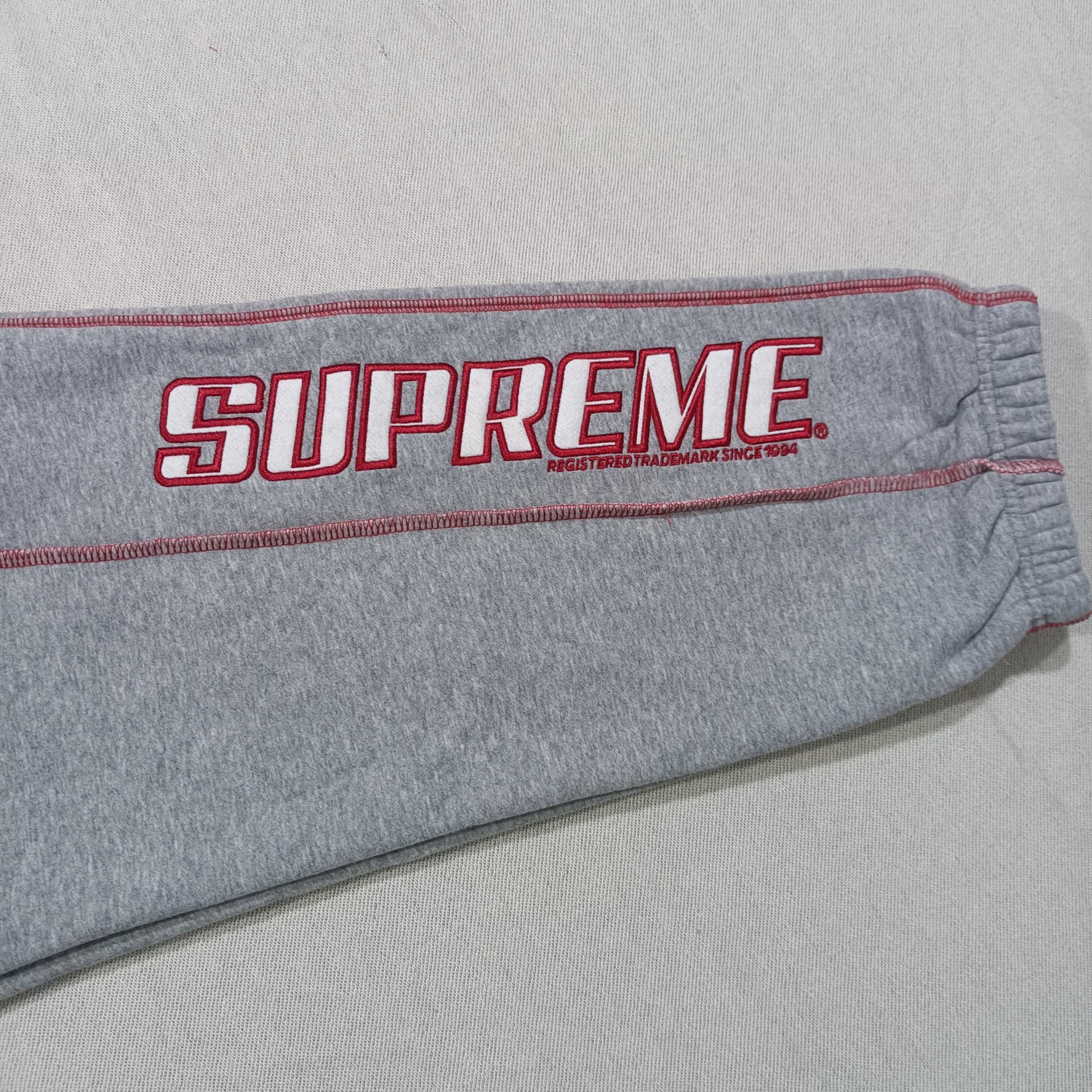 슈프림 커버스티치 스웨트