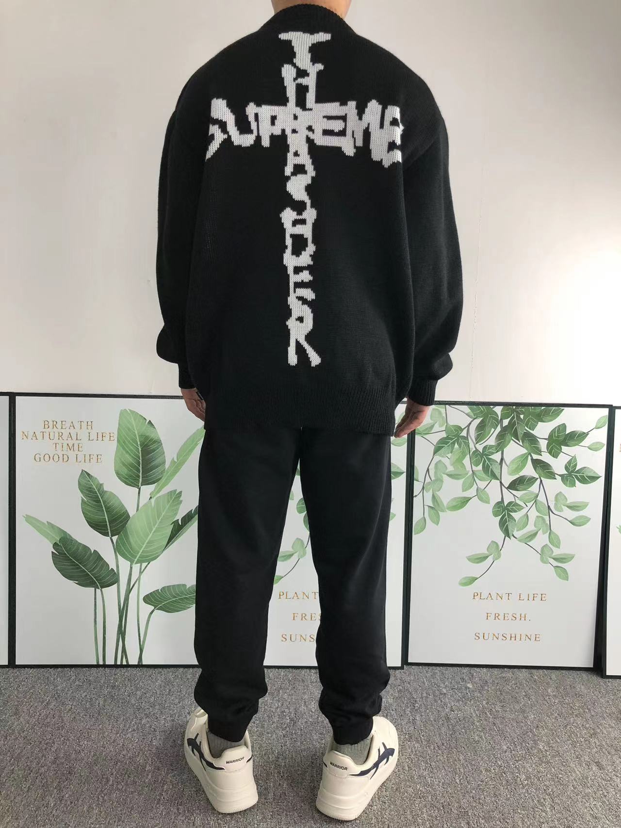 170cm 55kg i wear size M in the photo