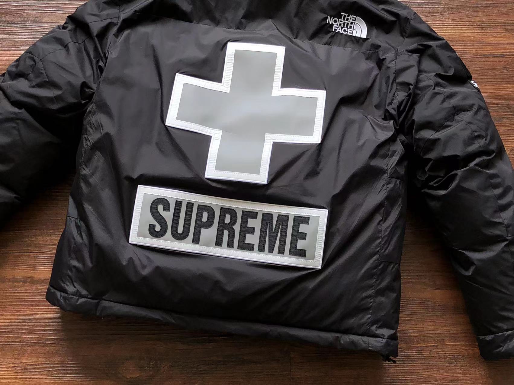 슈프림 x 노스페이스 패딩