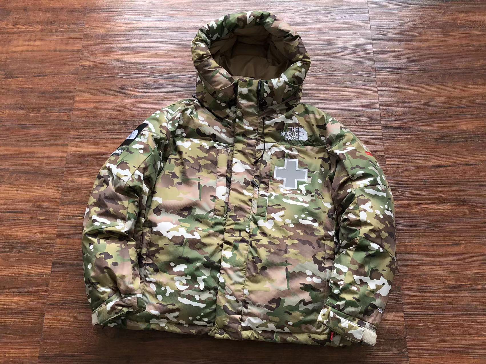 슈프림 x 노스페이스 패딩