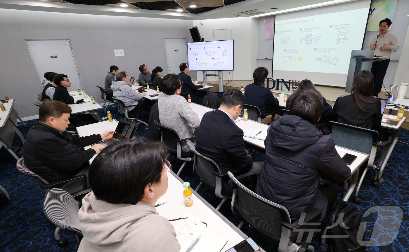 박준호 피터페터 대표가 21일 경기도 성남시 분당구 글로벌디지털혁신네트워크(GDIN)에서 열린 ‘반려동물 산업 육성 협의회 제10회 IR Day’에서 기업IR을 발표하고 있다. 2025.2.21/뉴스1 ⓒ News1 박세연 기자