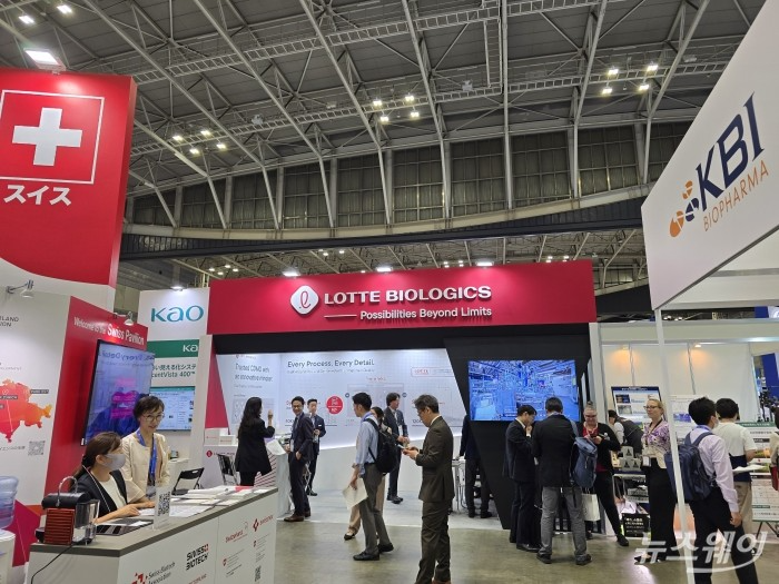 '바이오 재팬'(BIO JAPAN) 2025 전시회장에서 롯데바이오로직스와 론자 부스가 위치한 스위스 바이오텍 파빌리온 부스가 마주 보고 있다. 사진=이병현 기자