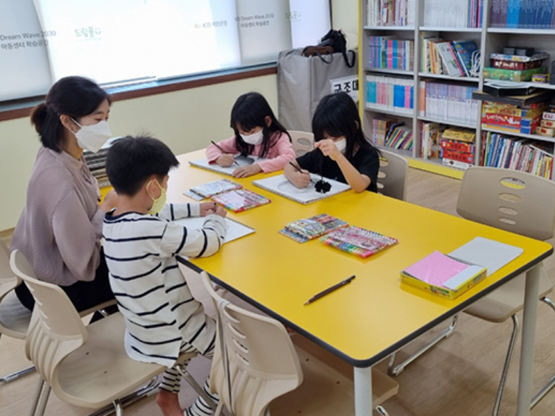 아동시설에서 학습 활동에 참여하는 아이들