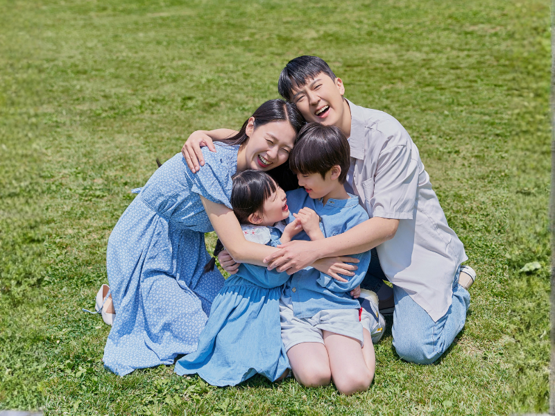 잔디밭에서 함께하는 가족