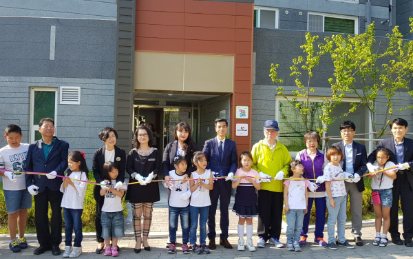 LH행복꿈터 현동지역아동센터가 문을 여는 날, 이를 축하하기 위해 함께 자리한 어린이와 관계자들.