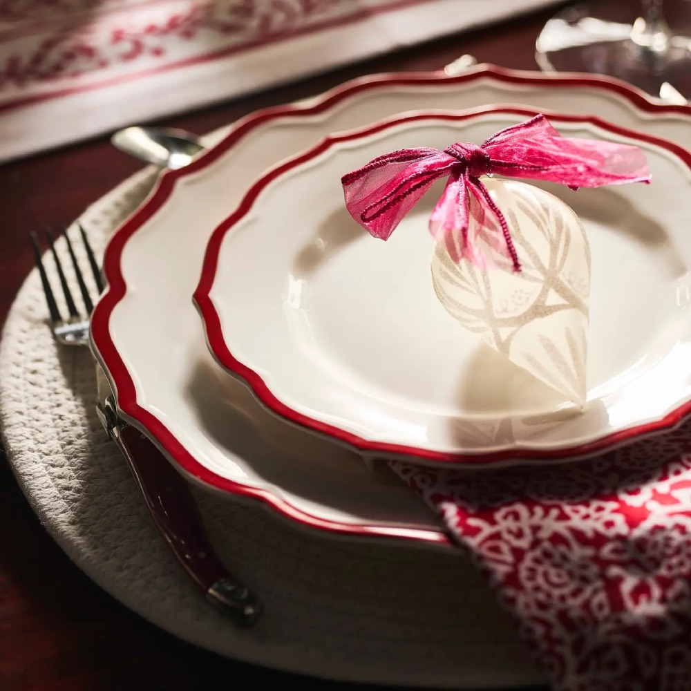 Stella Scalloped Crimson Salad Plate (Caskata) 디너 플레이트