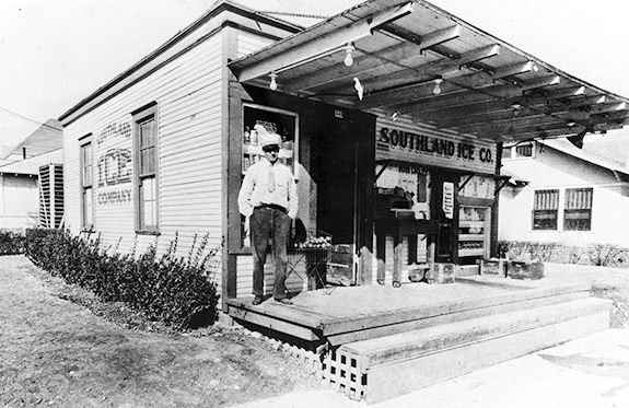 요리사가 고객에게 계절별 최고의 음식을 하나씩 가져다주는 오마카세의 사진