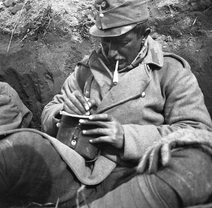 1차 세계 대전 중 담배를 꺼내 피는 병사 브랜딩 텔유 텔유어월드 텔유레터