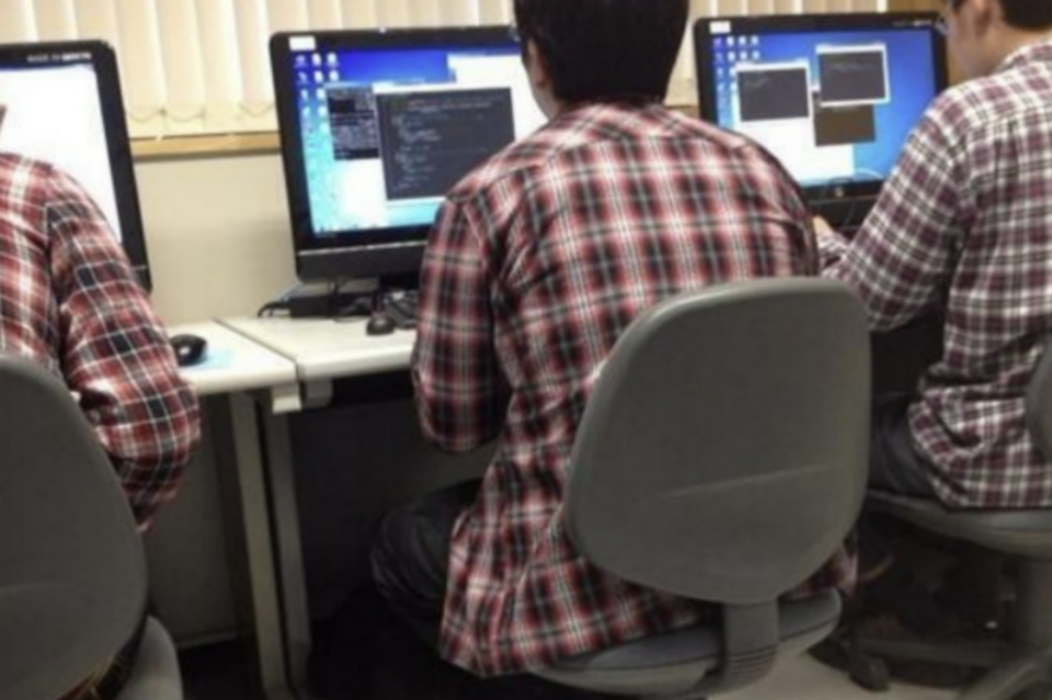 체크 셔츠를 입은 공대생들이 나란히 앉아 코딩을 하고 있는 이미지 브랜딩 텔유 텔유어월드 텔유레터