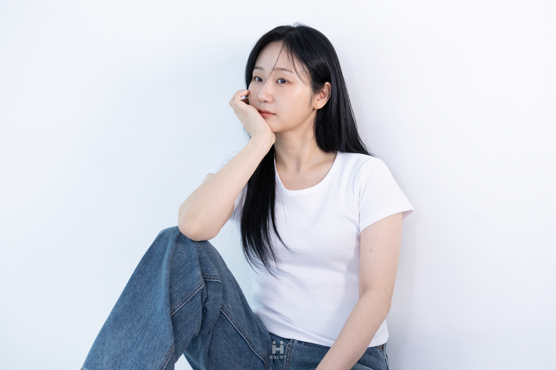 한지혜 프로필_비하인드_가로 추가1.png