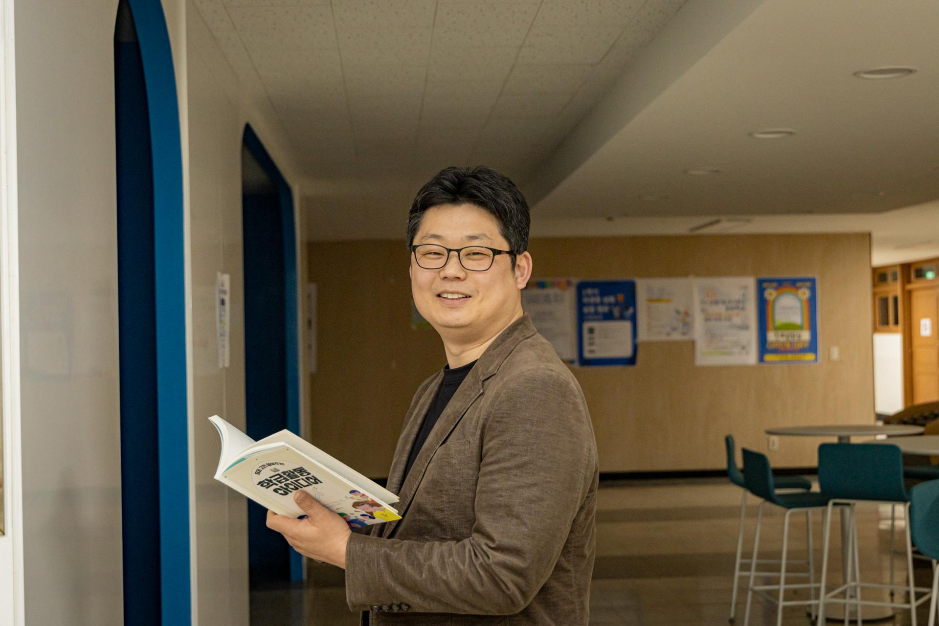 집요한 담임 교사가 만들어낸 '화양연화' : B면 이야기, image size:1920x1280