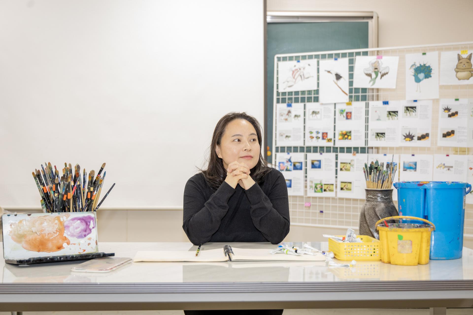 카트를 끌고 다니는 미술 선생님 : B면 이야기, image size:1920x1280