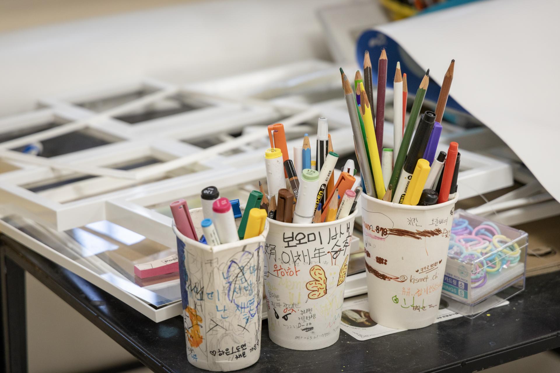 카트를 끌고 다니는 미술 선생님 : B면 이야기, image size:1920x1280