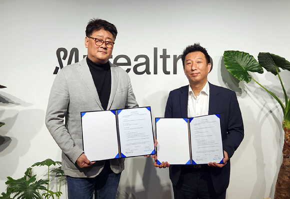 (주)여행을만들다(대표: 백민우)는 25일 서울 서초구 강남대로 마이리얼트립(B2B CIC대표: 육경건) 본사에서 '소비자와 현지 여행사 여행종합예약플랫폼 활성화를 위한 업무협약'을 체결했다. 육경건 마이리얼트립 B2B CIC 대표(왼쪽)와 백민우 (주)여행을만들다 대표가 기념촬영을 하고 있다. [사진=(주)여행을만들다]