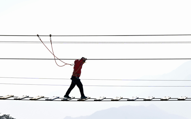 대별산맥 명당산의 공중다리. 명당산은 익스트림 액티비티로 유명하다.