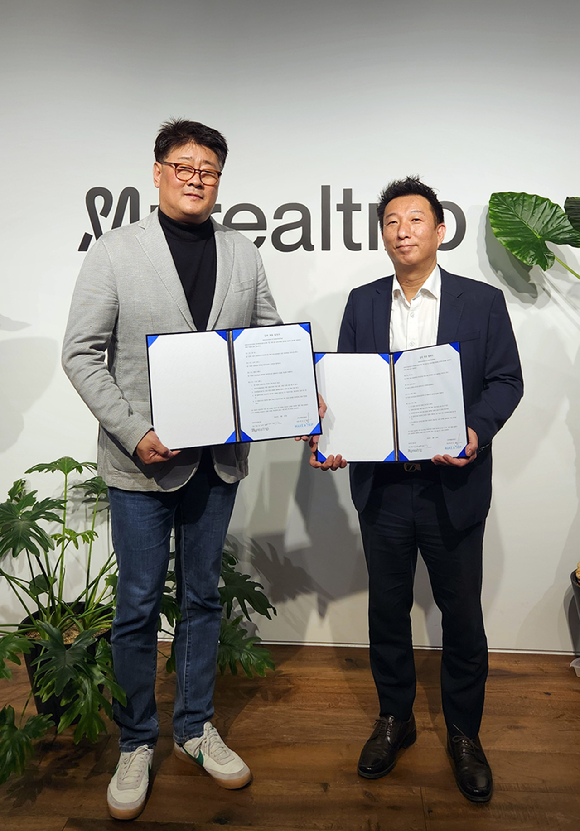 (주)여행을만들다(대표: 백민우)는 25일 서울 서초구 강남대로 마이리얼트립(B2B CIC대표: 육경건) 본사에서 '소비자와 현지 여행사 여행종합예약플랫폼 활성화를 위한 업무협약'을 체결했다. 육경건 마이리얼트립 B2B CIC 대표(왼쪽)와 백민우 (주)여행을만들다 대표가 기념촬영을 하고 있다. [사진=(주)여행을만들다]