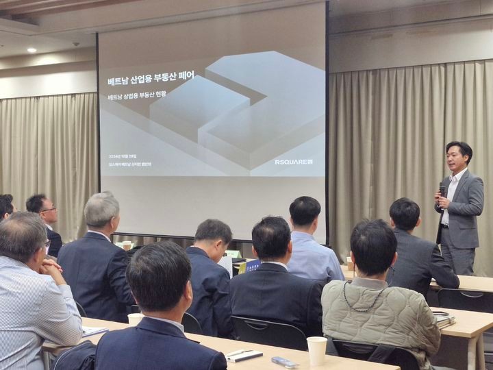 Mr. Shin Jimin presenting at Vietnam Industrial Real Estate Fair