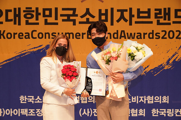신정현 대표가 마리아 이레네 데 코스마스 파나마 대사 마담과 수상후 기념촬영 하고 있다.