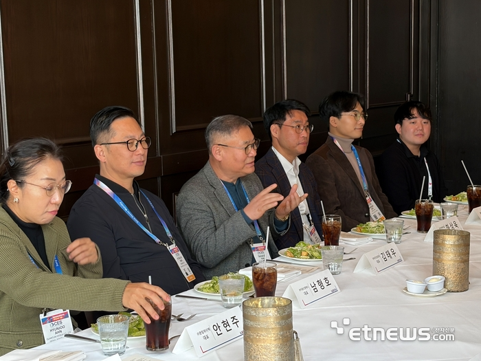 산업통상부와 KOTRA는 CES 2026 개막일인 6일(현지시간) 혁신상 수상기업 및 통합한국관 참가기업 11개사를 초청해 현장간담회를 열었다. 현장간담회에서 기업인 및 관계자들이 발언하고 있다. KOTRA 제공