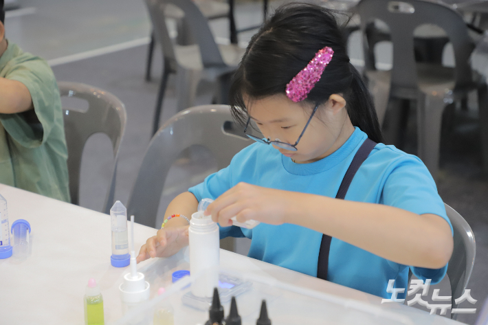 '제5회 농촌융복합산업 제주국제박람회-푸파페 제주(Food tech & Farming⁺@jeju Fair)'가 23일까지 사흘간 제주국제컨벤션센터에서 열렸다. 화장품 만들기 체험을 하고 있는 어린이. 이인 기자 