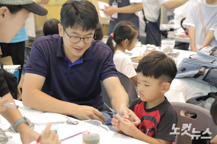 '제5회 농촌융복합산업 제주국제박람회-푸파페 제주(Food tech & Farming⁺@jeju Fair)'가 23일까지 사흘간 제주국제컨벤션센터에서 열렸다. 체험프로그램에 참여한 가족. 이인 기자 