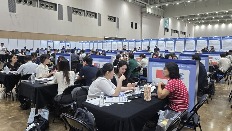 지난 23일 제주국제컨벤션센터 제2센터에서 열린 ‘2026년 해외 바이어 초청 수출상담회’에서 제주지역 기업 관계자와 해외 바이어들이 일대일 상담을 진행하고 있다. 이날 도내 기업 65곳과 13개국 바이어 41곳이 참가해 1067만달러 규모의 수출상담과 726만달러 규모의 구매의향서 체결 성과를 냈다. /사진=제주특별자치도경제통상진흥원 제공