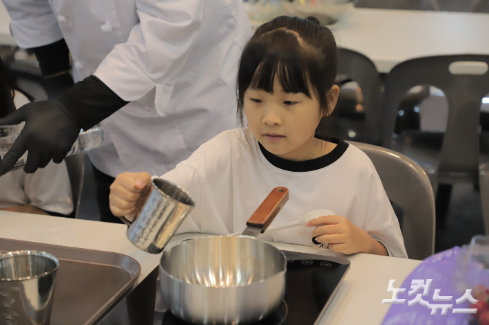 '제5회 농촌융복합산업 제주국제박람회-푸파페 제주(Food tech & Farming⁺@jeju Fair)'가 23일까지 사흘간 제주국제컨벤션센터에서 열렸다. 양갱만들기 체험을 하고 있는 어린이. 이인 기자 