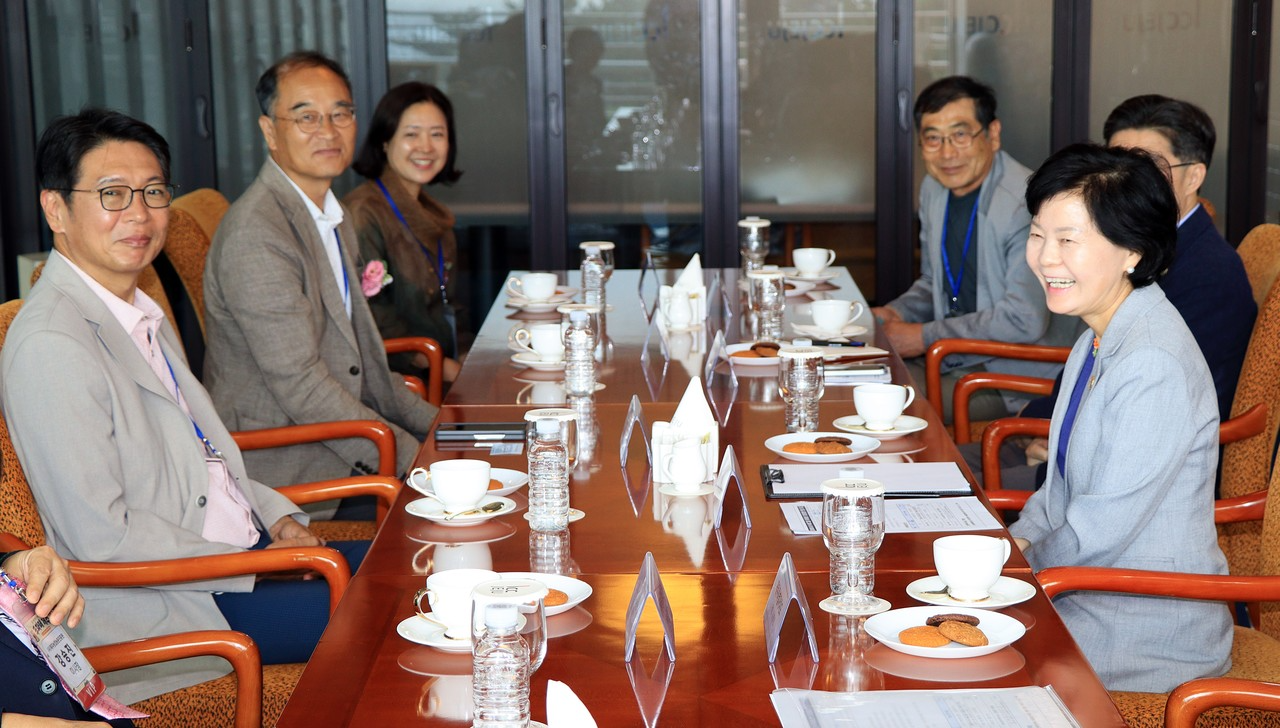 ‘푸파페 제주’ 제7회 농촌융복합산업제주국제박람회에서 김애숙 제주도 정무부지사와 이마태오 말레이시아 KMT 회장이 차담회를 갖고 있다.