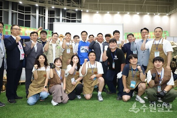제주특별자치도4-H연합회 청년농부관을 찾은 위성곤 제주도지사(뒷줄 가운데 파란색 티셔츠)와 함께 청년 농업인들이 제주 농업의 도약을 기원하며 기념포즈를 취하고 있다. (사진=제주의소리)