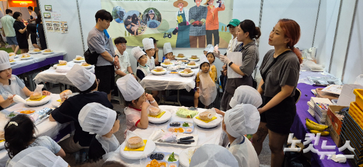 유기농 미니케이크 만들기. 고상현 기자