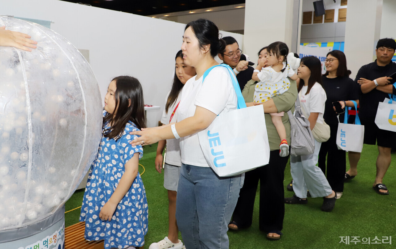 지난 11일부터 13일까지 이어진 ‘제7회 농촌융복합산업 제주국제박람회 – 푸파페 제주’가&nbsp;3일 내내 수천 명의 인파 속에 성황리에 개최됐다.&nbsp;ⓒ제주의소리