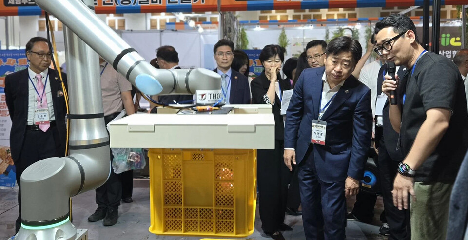 토트(Thoth)의 이상형 대표(사진 오른쪽 첫번째)가 자사의 대표적인 맞춤형 공정 자동화 솔루션인&nbsp;AI 과일포장 로봇 ‘프루트패커(fruitpacker)’를 오영훈 제주도지사(사진 오른쪽 두번째)와 문대림 국회의원 등 박람회를 찾은 VIP들에게 소개하고 있다. 토트는 ‘폐배터리 해체 자동화’ 기술을 기반으로 농산업으로 시장을 확장하고 있는 스타트업이다. ⓒ제주의소리