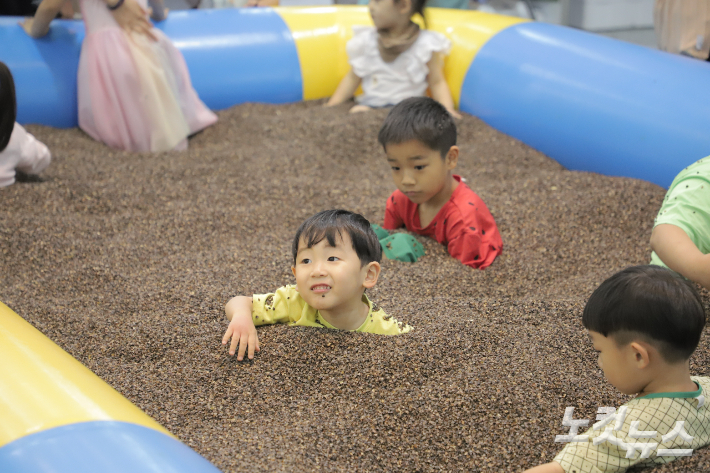 '제5회 농촌융복합산업 제주국제박람회-푸파페 제주(Food tech & Farming⁺@jeju Fair)'가 23일까지 사흘간 제주국제컨벤션센터에서 열렸다. 메밀풀장에서 어린이들이 이색 수영을 즐기고 있다. 이인 기자 