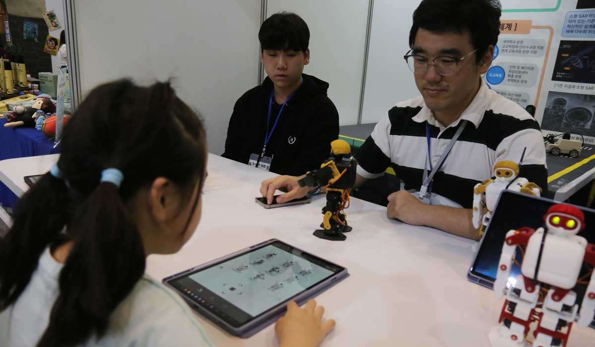 12일 제주국제컨벤션센터에서 열린 '제7회 농촌융복합산업 제주국제박람회'에서 제주한림공업고등학교가 마련한 '드론·로봇 체험부스'. ⓒ제주의소리<br>