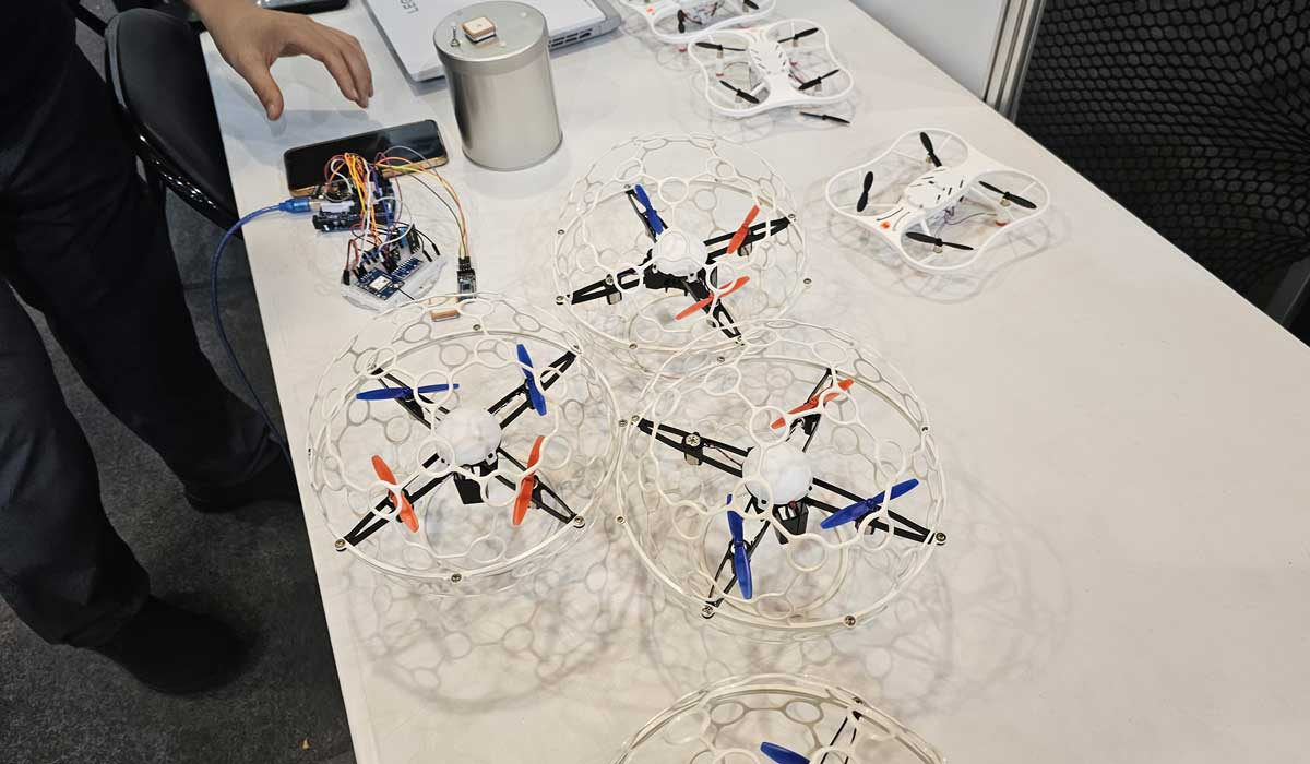 12일 제주국제컨벤션센터에서 열린 '제7회 농촌융복합산업 제주국제박람회'에서 제주한림공업고등학교가 마련한 '드론·로봇 체험부스'. ⓒ제주의소리<br>