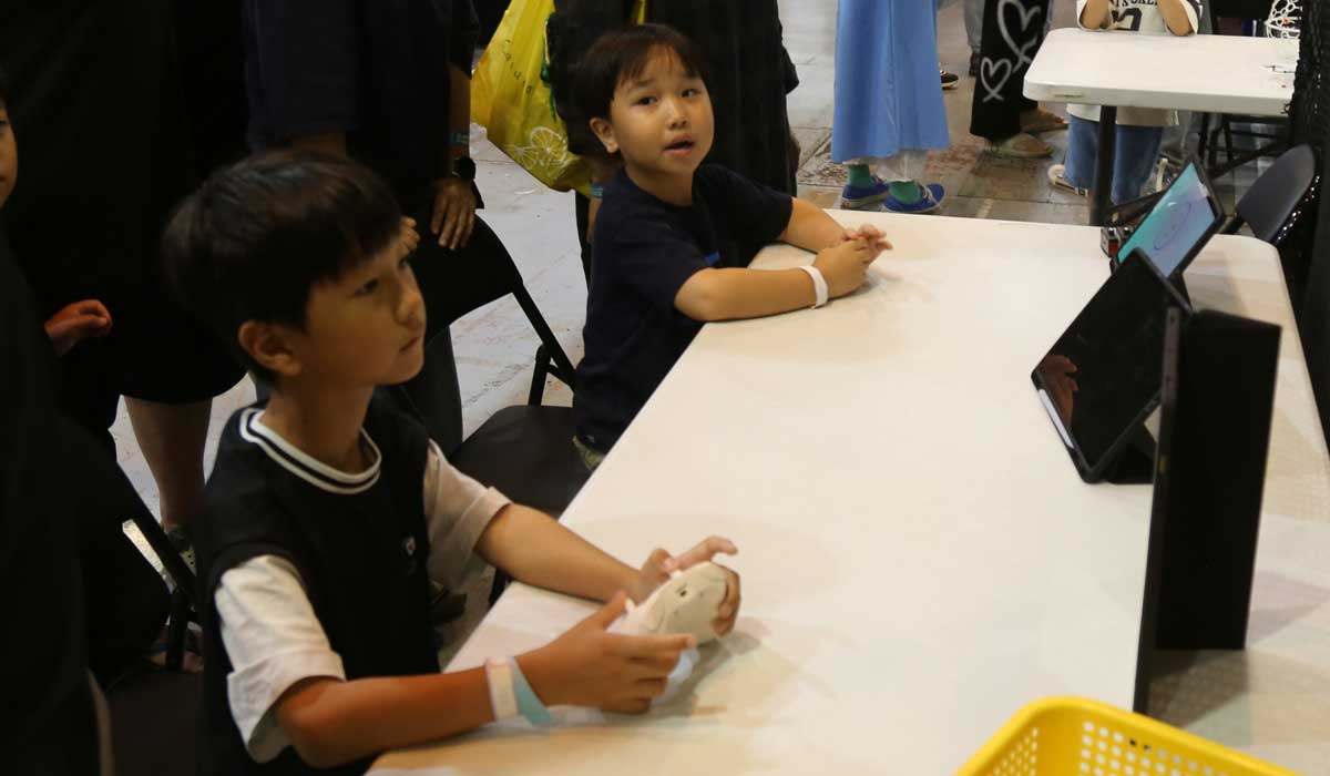 12일 제주국제컨벤션센터에서 열린 '제7회 농촌융복합산업 제주국제박람회'에서 제주한림공업고등학교가 마련한 '드론·로봇 체험부스'. ⓒ제주의소리<br>