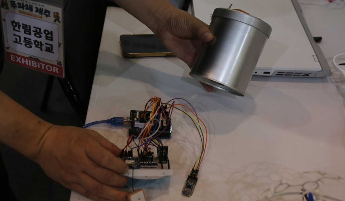 12일 제주국제컨벤션센터에서 열린 '제7회 농촌융복합산업 제주국제박람회'에서 제주한림공업고등학교가 마련한 '드론·로봇 체험부스'. ⓒ제주의소리<br>