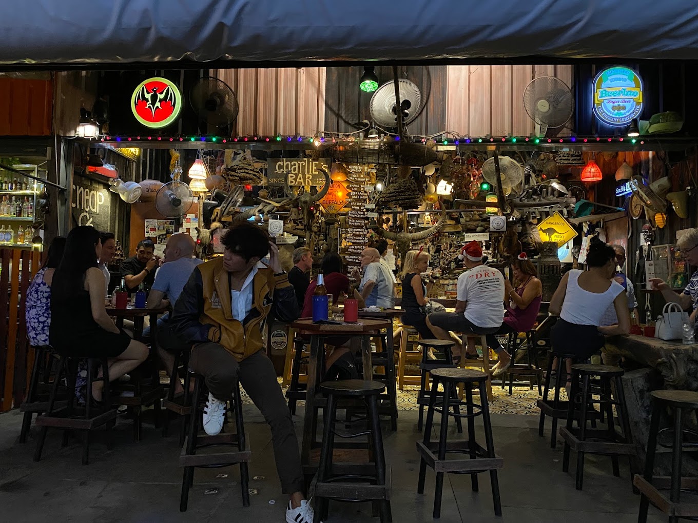 방콕 소셜바 Cheap Charile’s 외국인 친구 만들기 좋은 곳 동남아 황제