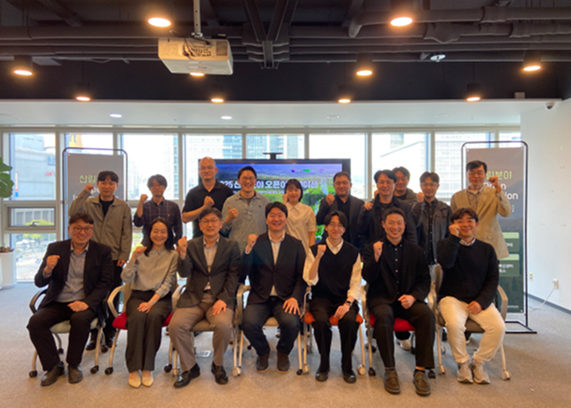 성과공유회에서 관계자들이 포즈를 취하고 있다.<제공=서울창경>  ​