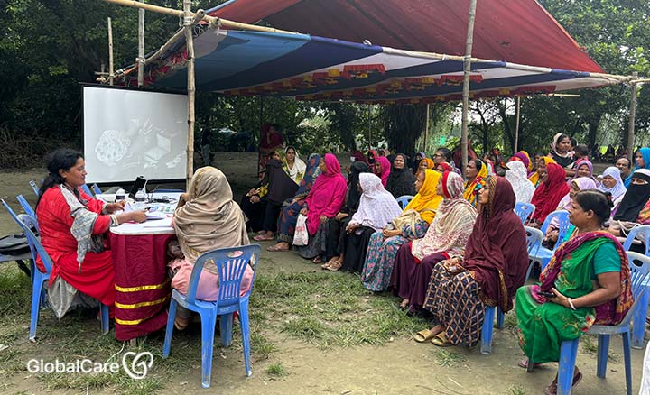 캠프에서 식생활에 관련된 교육을 듣는 주민들